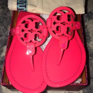 RARE fluorescent hot pink Tory Burch Millers 🌺